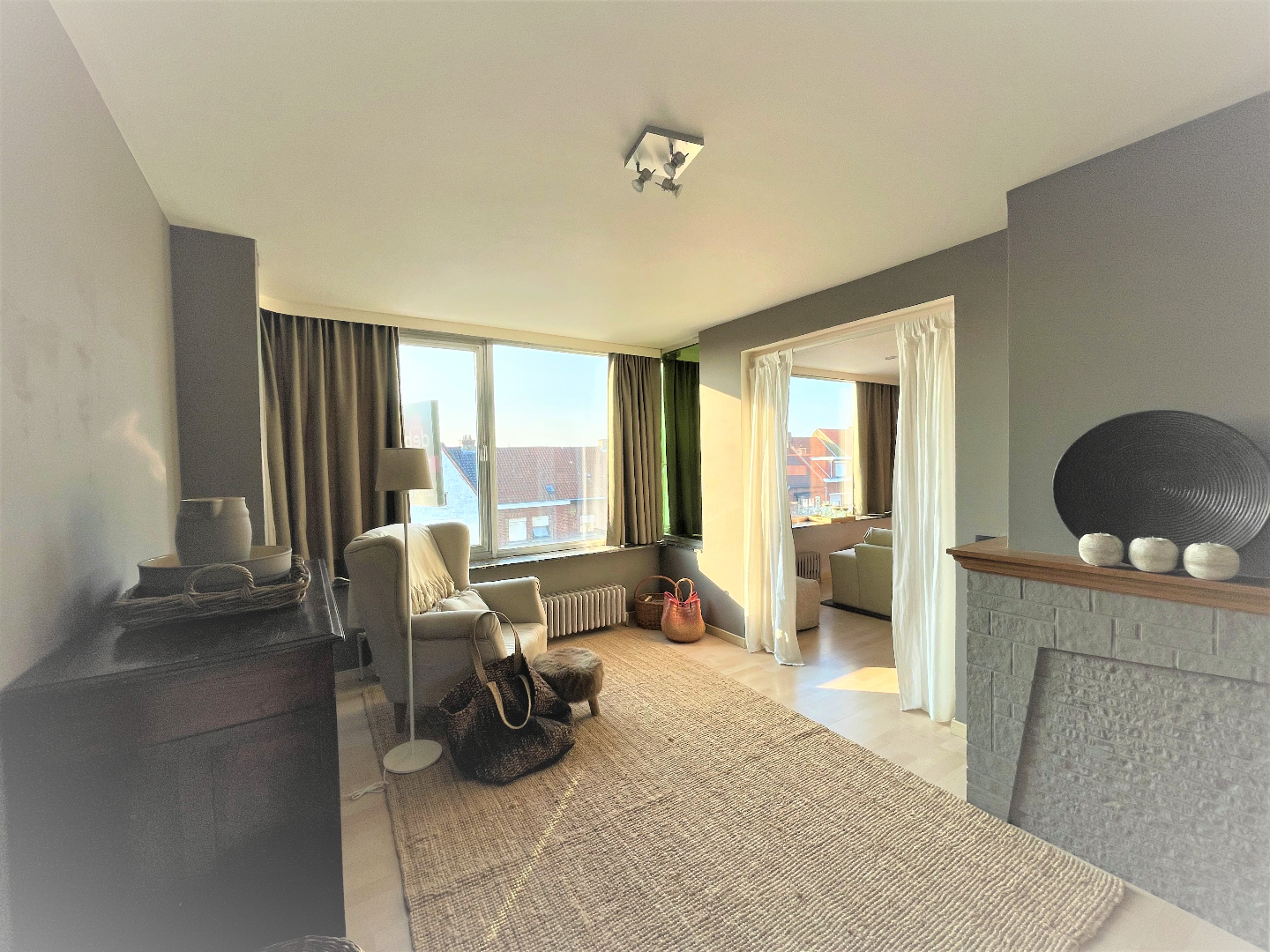 Ruim lichtrijk appartement met 2 slaapkamers en losstaande garage 