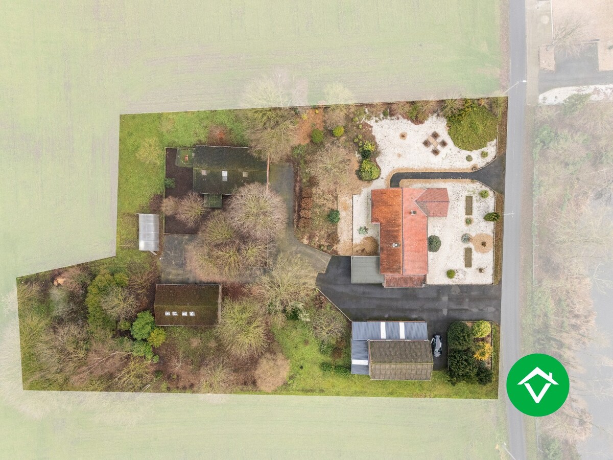 Rustig gelegen alleenstaande woning met bijgebouwen te Koekelare 