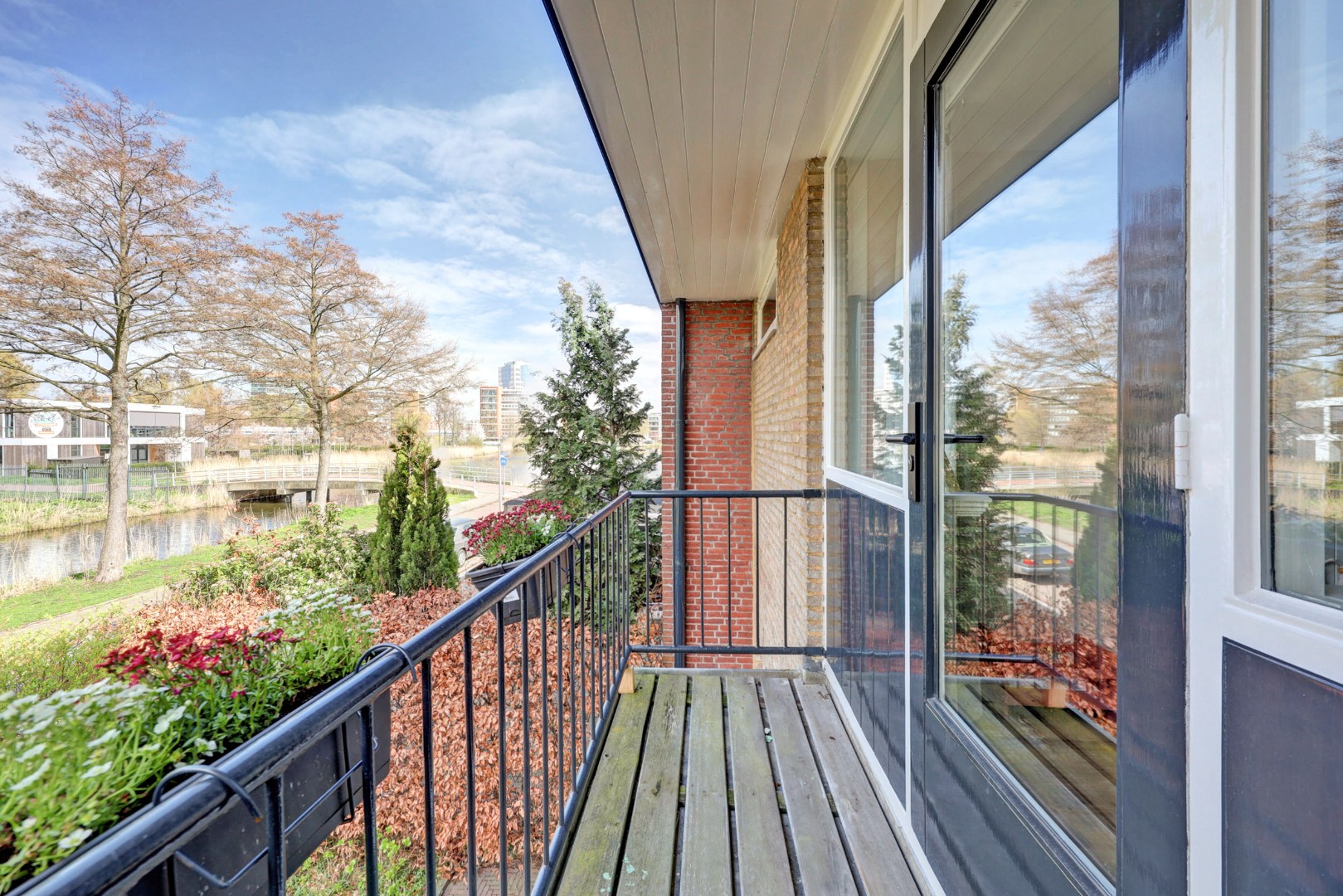 Energiezuinig (A++) en instapklaar 6-kamer gezinswoning met luxe keuken, vijf slaapkamers en zonnige tuin op het zuidoosten 