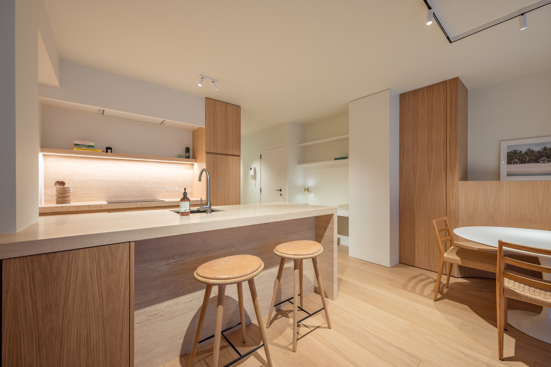 Prachtig gerenoveerd 2 slaapkamerappartement met zijdelings zeezicht centraal gelegen vlakbij de Lippenslaan te Knokke 