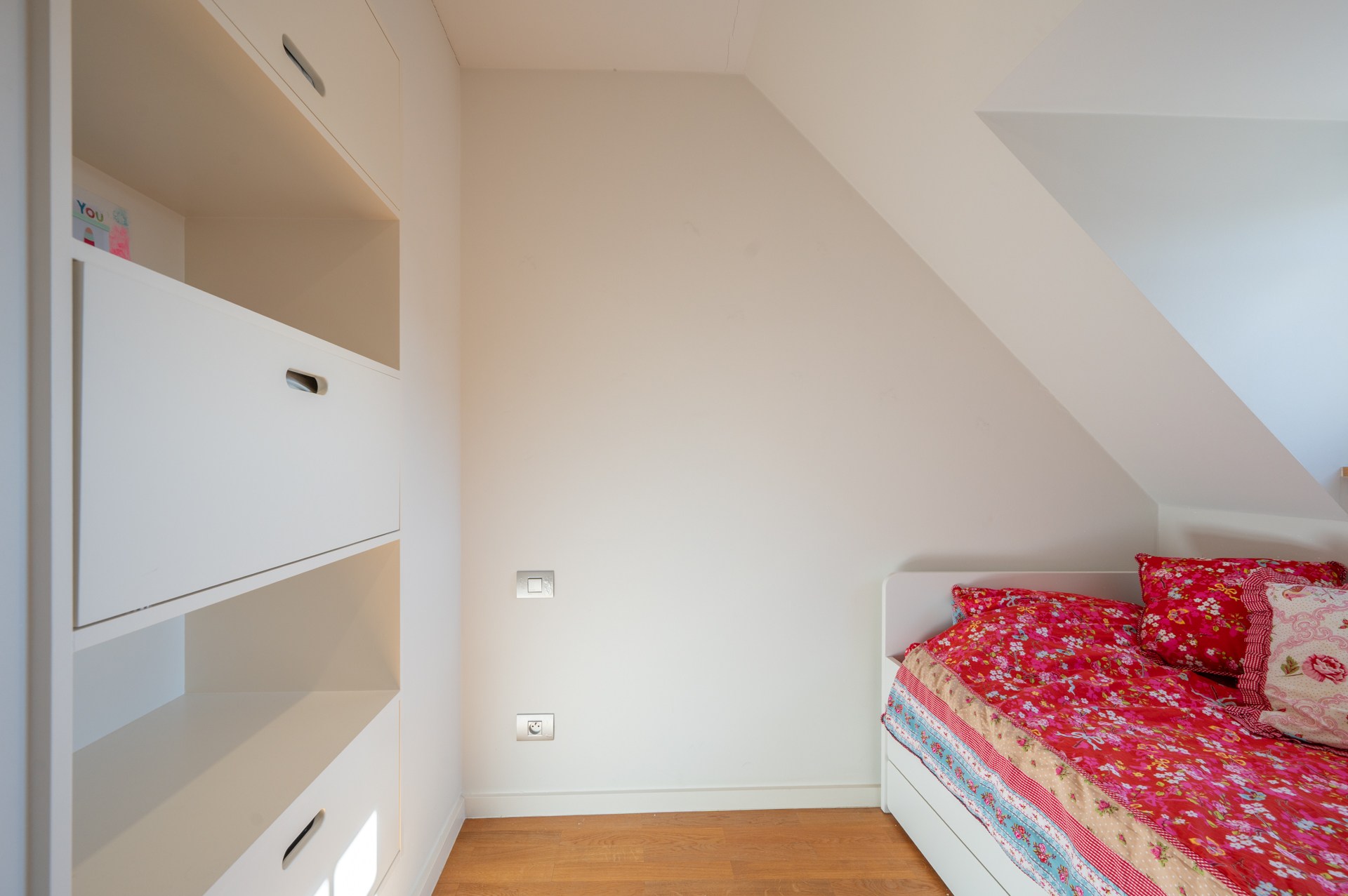 Ruim duplexappartement  in een recent gebouwde residentie in het levendige centrum van Knokke, op korte wandelafstand van het strand. 