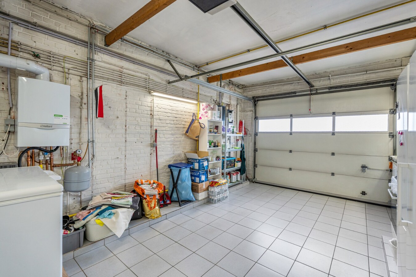 Een verrassend ruime half-vrijstaande stadswoning op perceel van 4a23ca. 