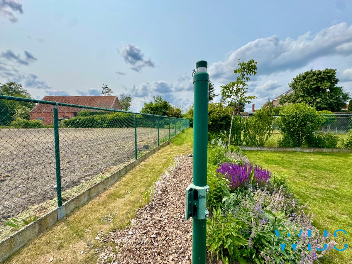 INSTAPKLAAR woonhuis met ZUIDgerichte tuin te Boekhoute ! 