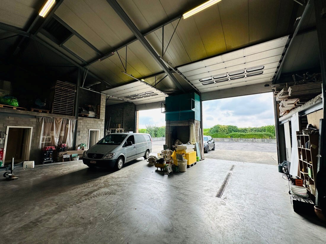 Ruim magazijn met kantoren met veel potentieel te Kuringen 