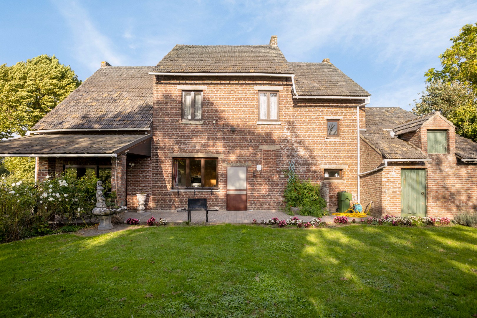 Achtergevel met terras en tuin
