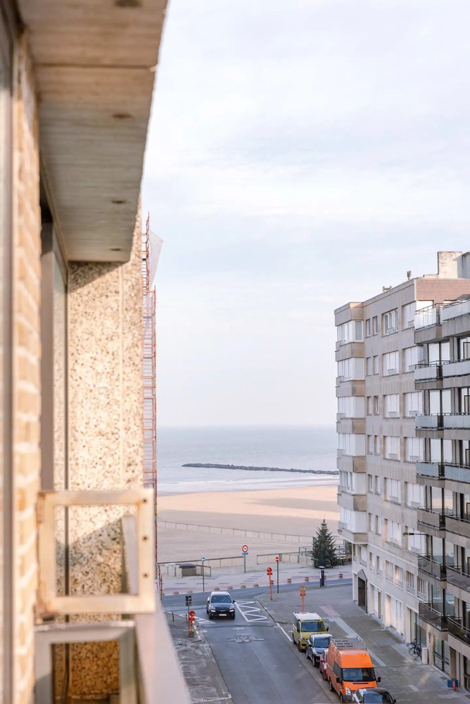 GEMEUBELD: Recent gerenoveerd en lichtrijk appartement, met zijdelings zeezicht, vlakbij het strand en het Casino. 
