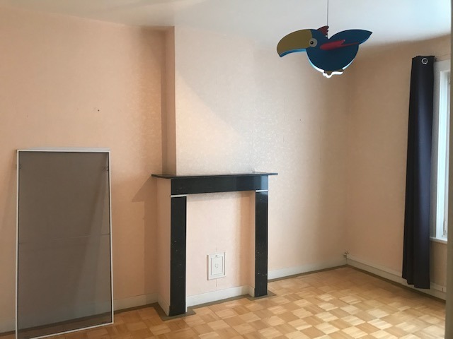 Halfopen ruime woning met 3 slaapkamers en buitenruimte. 