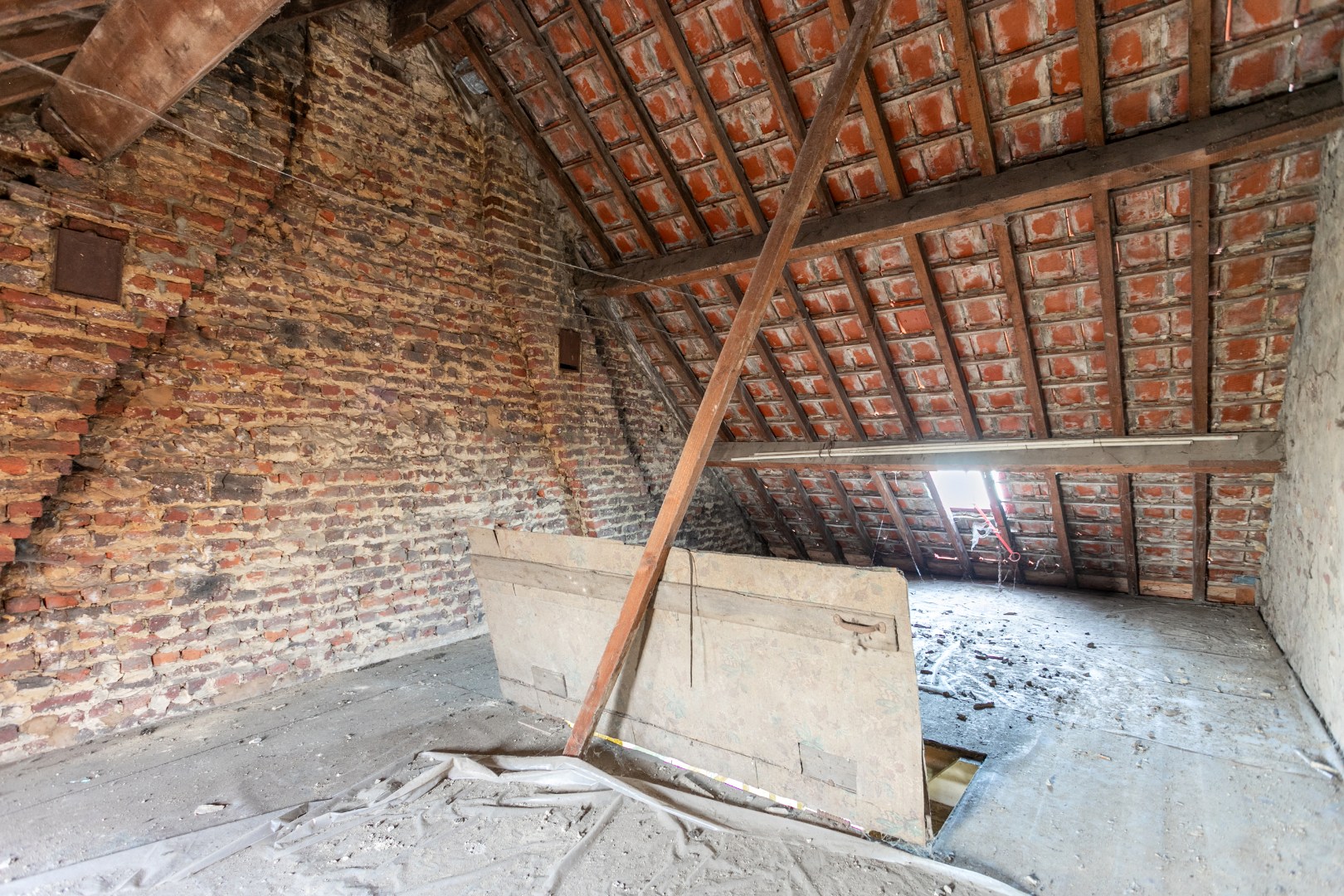 Te renoveren rijwoning met tuin te Vlezenbeek 