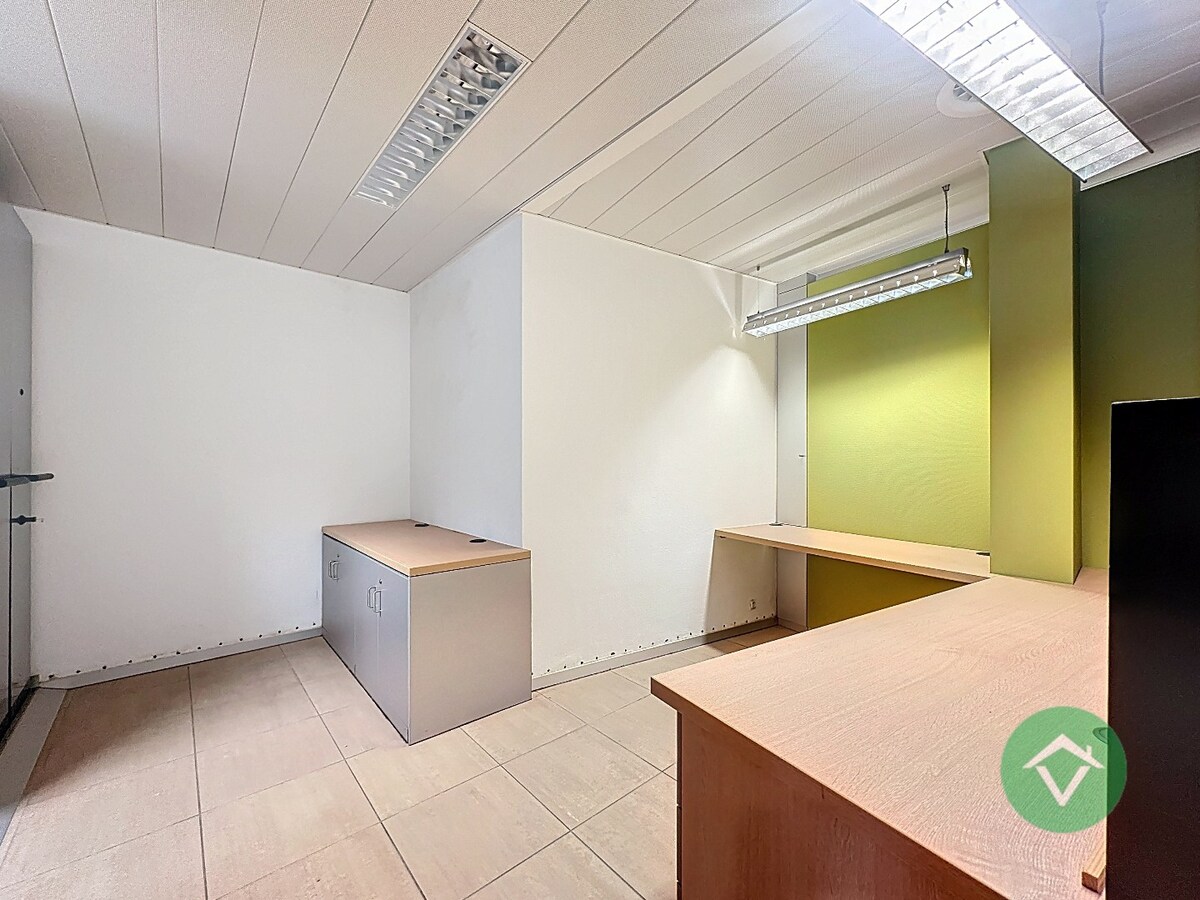 Commerciële toplocatie in Vleteren met burelen, vergaderruimtes en parking 