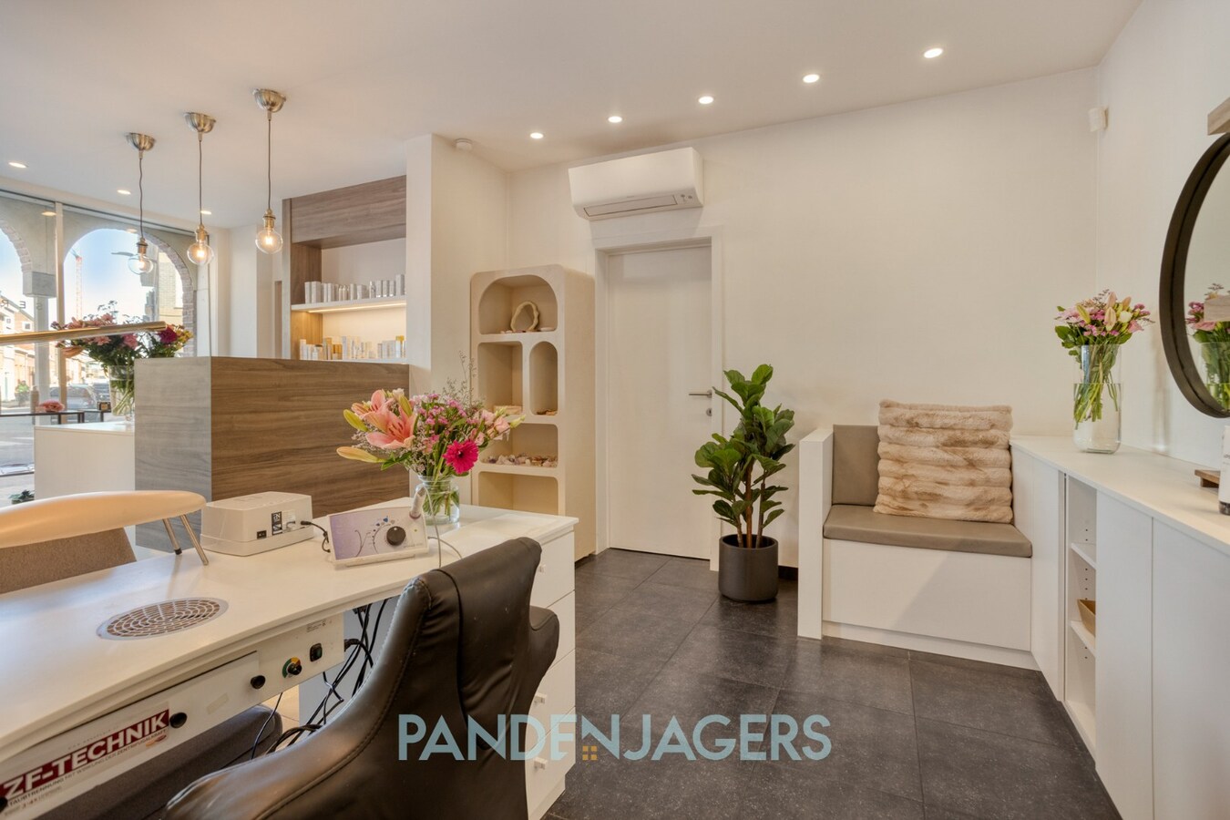 Stijlvol en hoogwaardig afgewerkt handelspand met visibiliteit te Duffel 