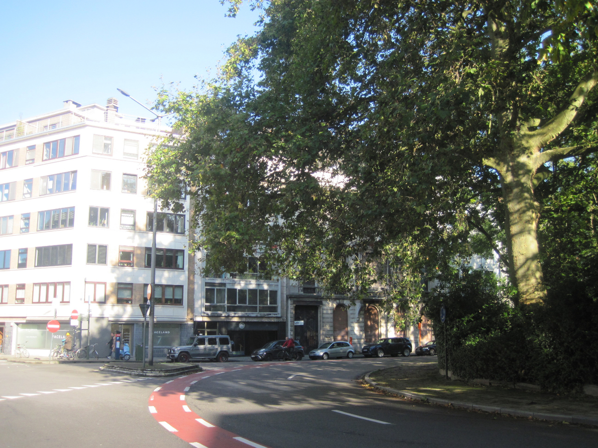 Lichtrijk, ruim 2-slp-appartement aan St-Anna-plein. 