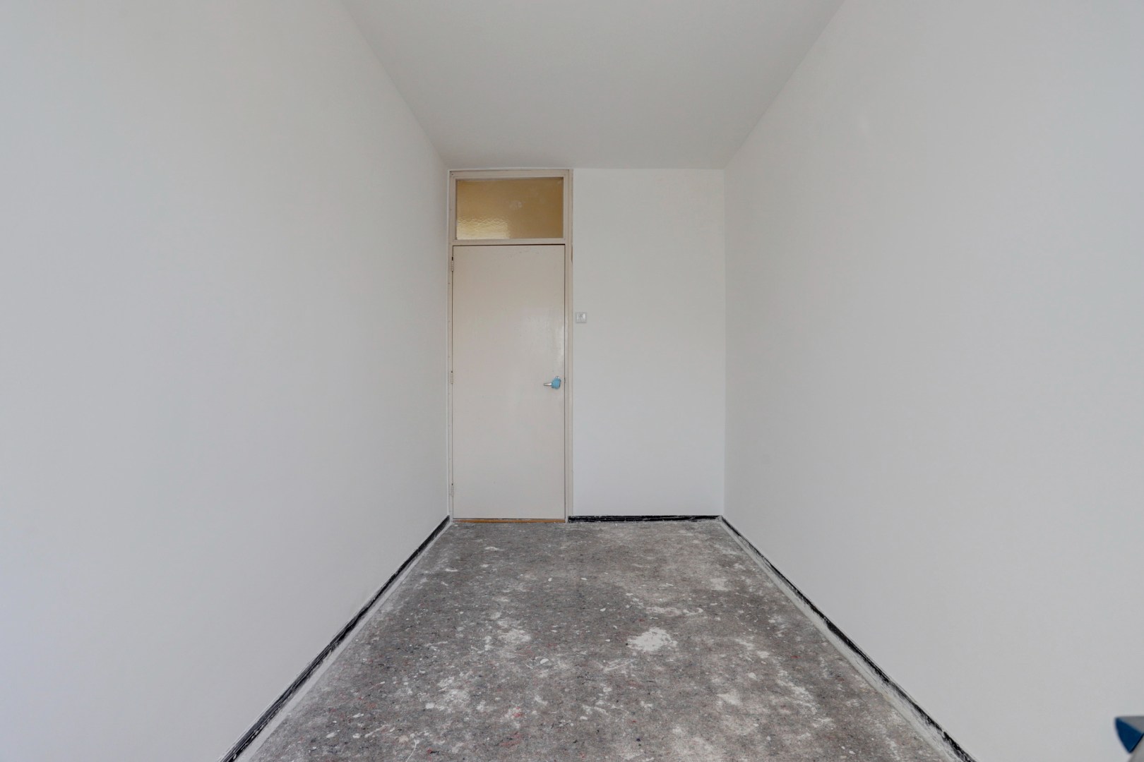 Dit 3 (voorheen 4) kamer appartement is helemaal naar eigen smaak te realiseren met 2 slaapkamers (3e slaapkamer is gemakkelijk te realiseren), 3 balkons, berging in de onderbouw en gelegen op eigen g 