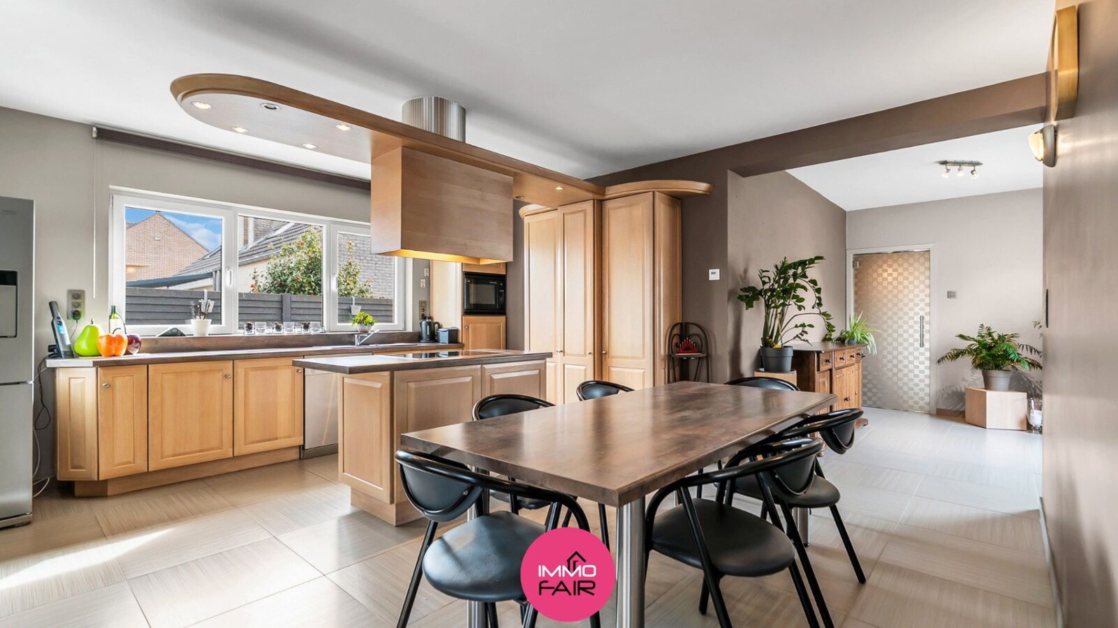 Instapklare bungalow met afzonderlijk garagegebouw 