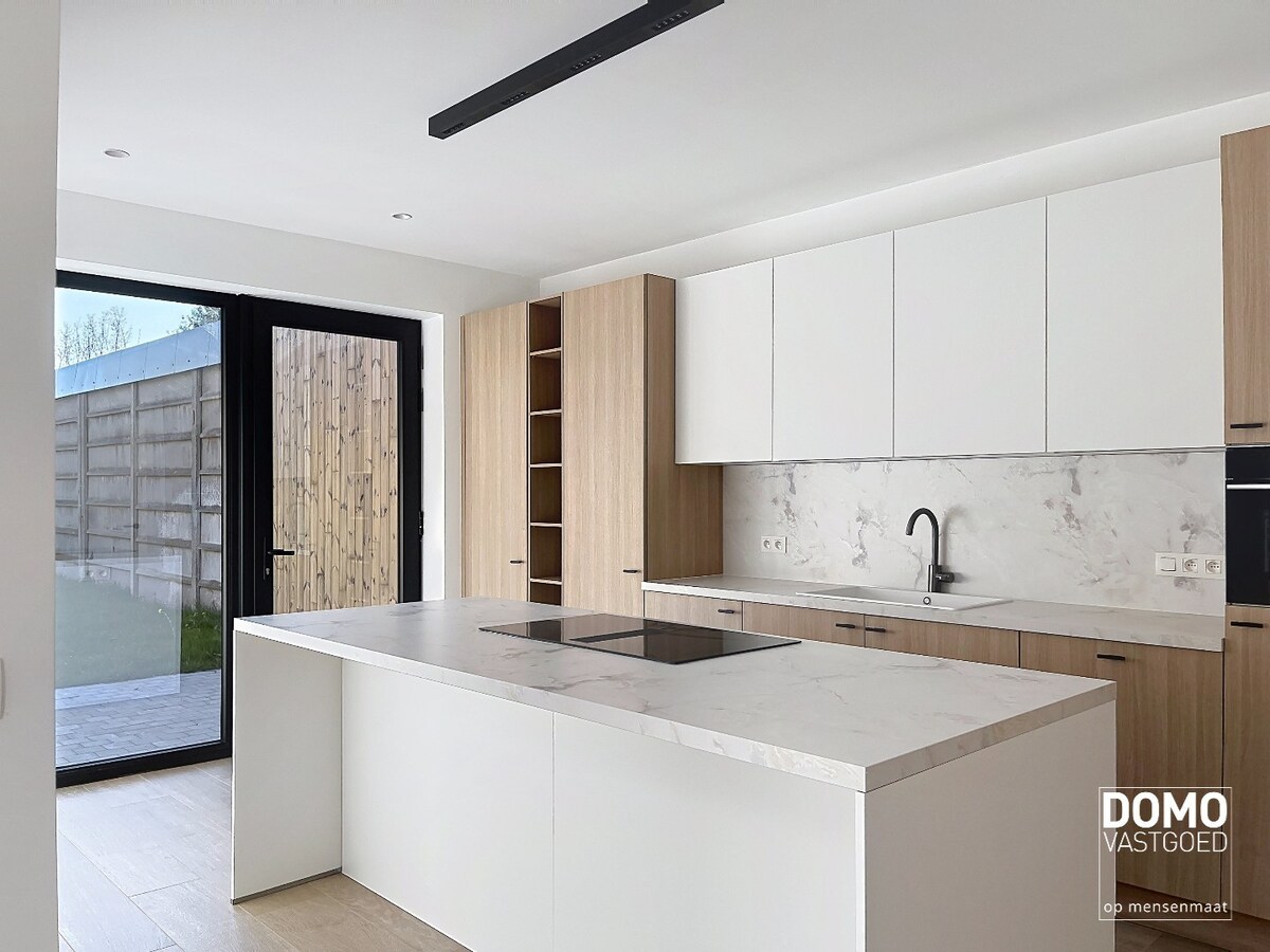 Instapklare totaalrenovatie met luxueuze afwerking, 4 slaapkamers en zuidgerichte tuin 