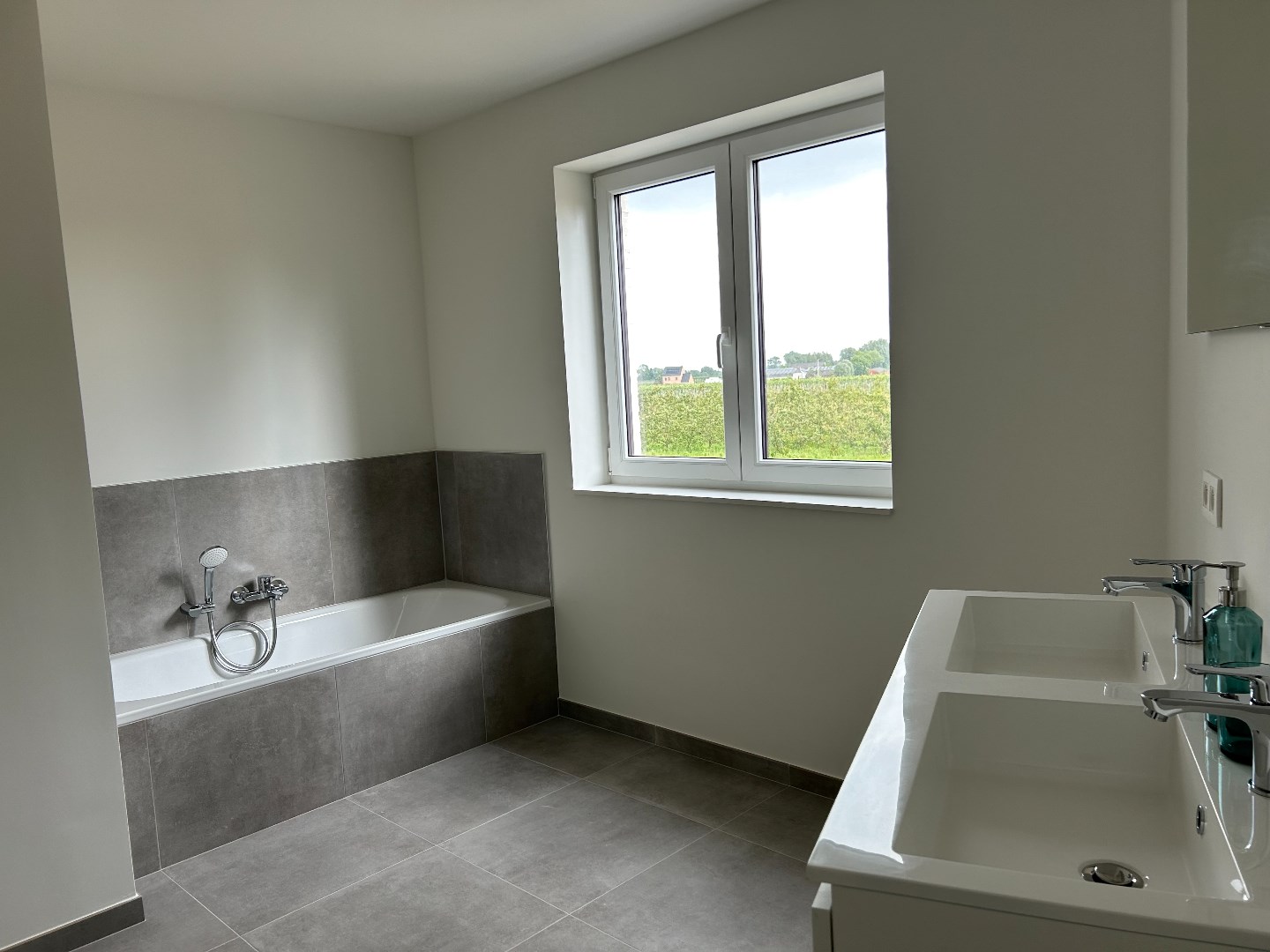 Stijlvolle en ruime nieuwbouwwoning met garage en tuin op 555 m² 