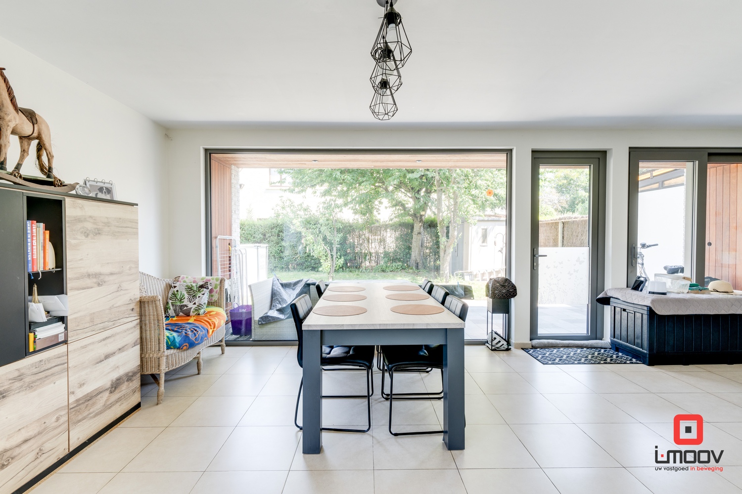 Ruime, lichtrijke halfopen bebouwing met tuin en oprit te Sint-Amandsberg 