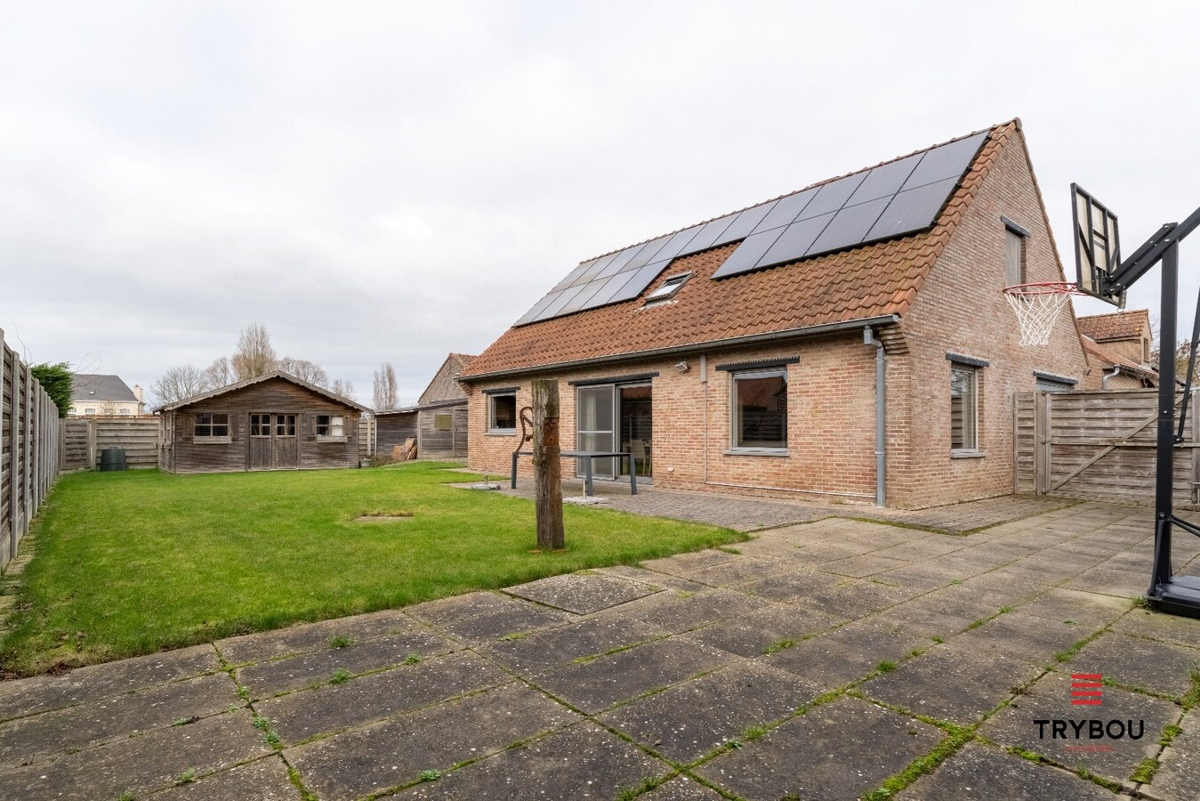 Instapklare gezinswoning met ruime tuin en dubbele garage in Poelkapelle 