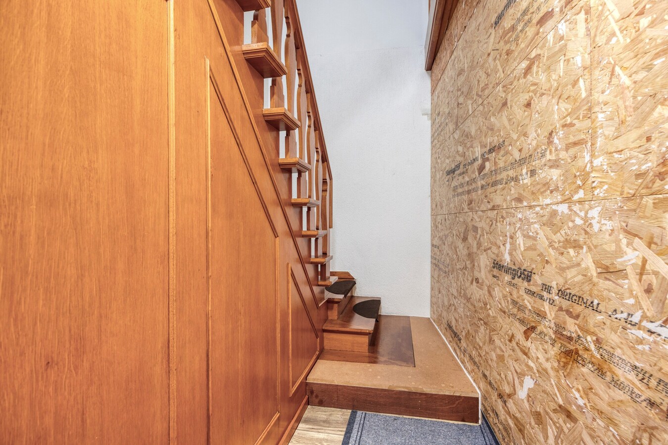 Woning met vergunde loods (300 m² x 2) en bijgebouw (50,50 m²). 