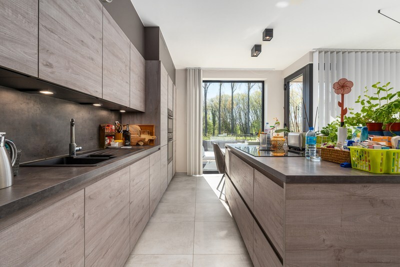 Moderne villa met hippisch complex op 15.856m² 