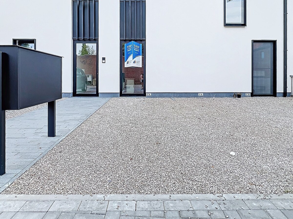 Gelijkvloers nieuwbouwapp. met tuin en garage, centrum Herzele 