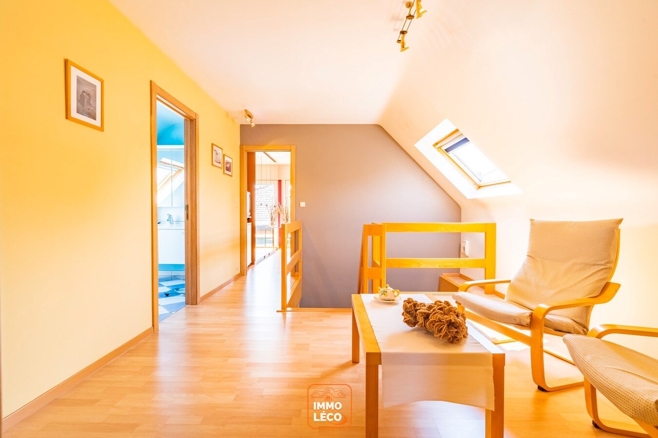 Villa « semi plain-pied » idéalement située avec 4 chambres, jardin, garage et parking, COUP DE CŒUR ABSOLU ! 