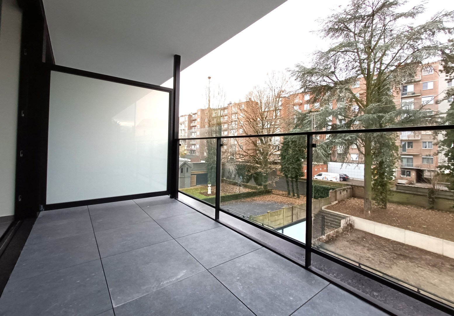 MODERN APPARTEMENT MET RUIM TERRAS EN AUTOSTAANPLAATS 