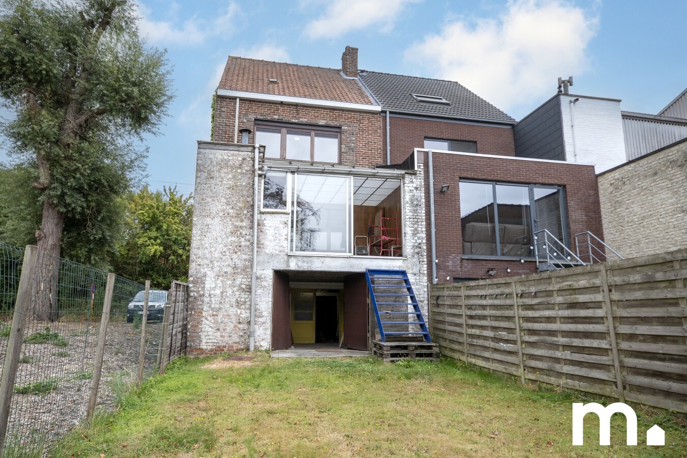 Te renoveren woning in Kortrijk met ruime zolder, zonnige tuin en dubbele garage ! 