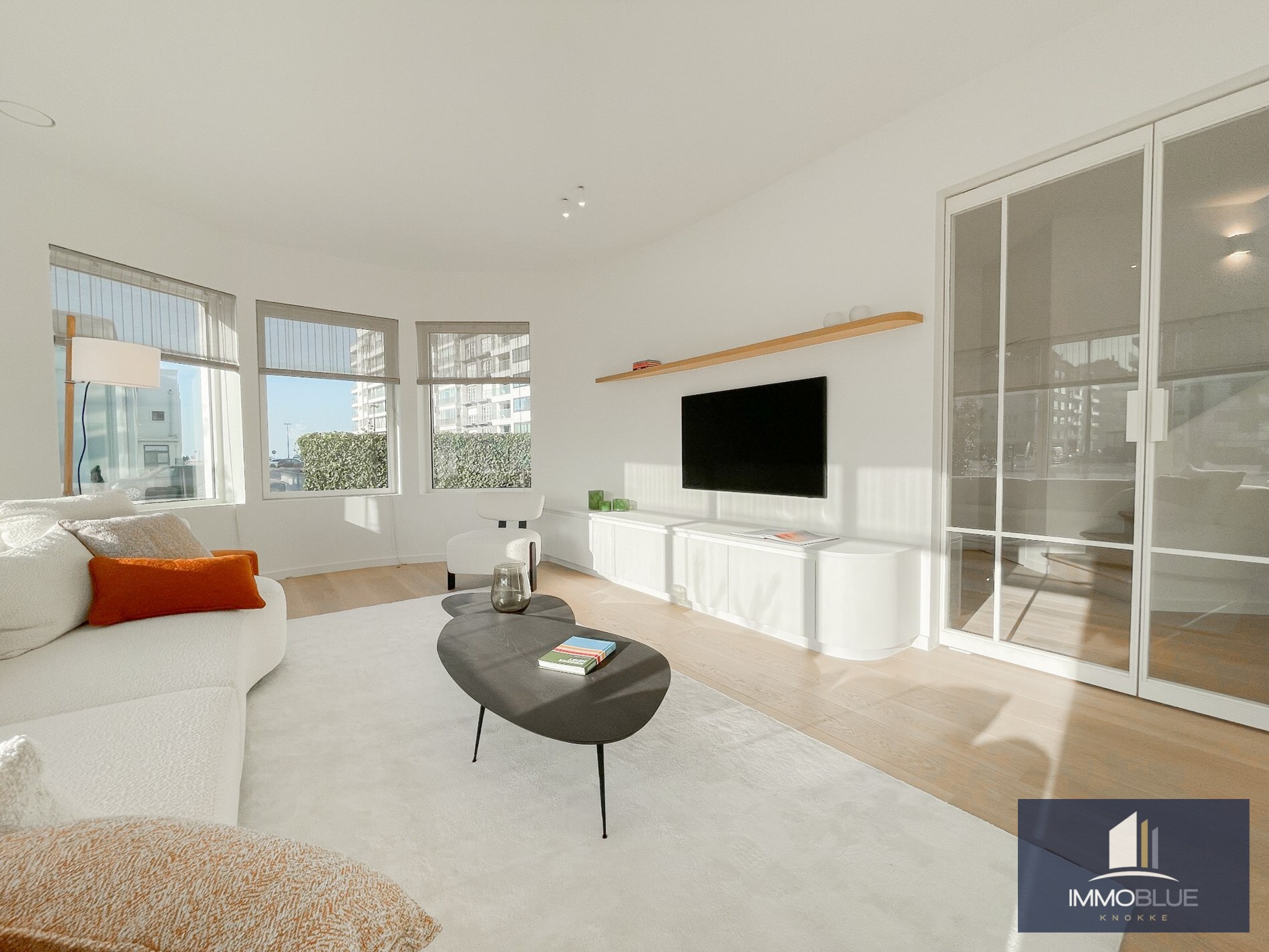 Exclusieve villa: Uitzonderlijk volledig gerenoveerde villa met frontaal zeezicht. 