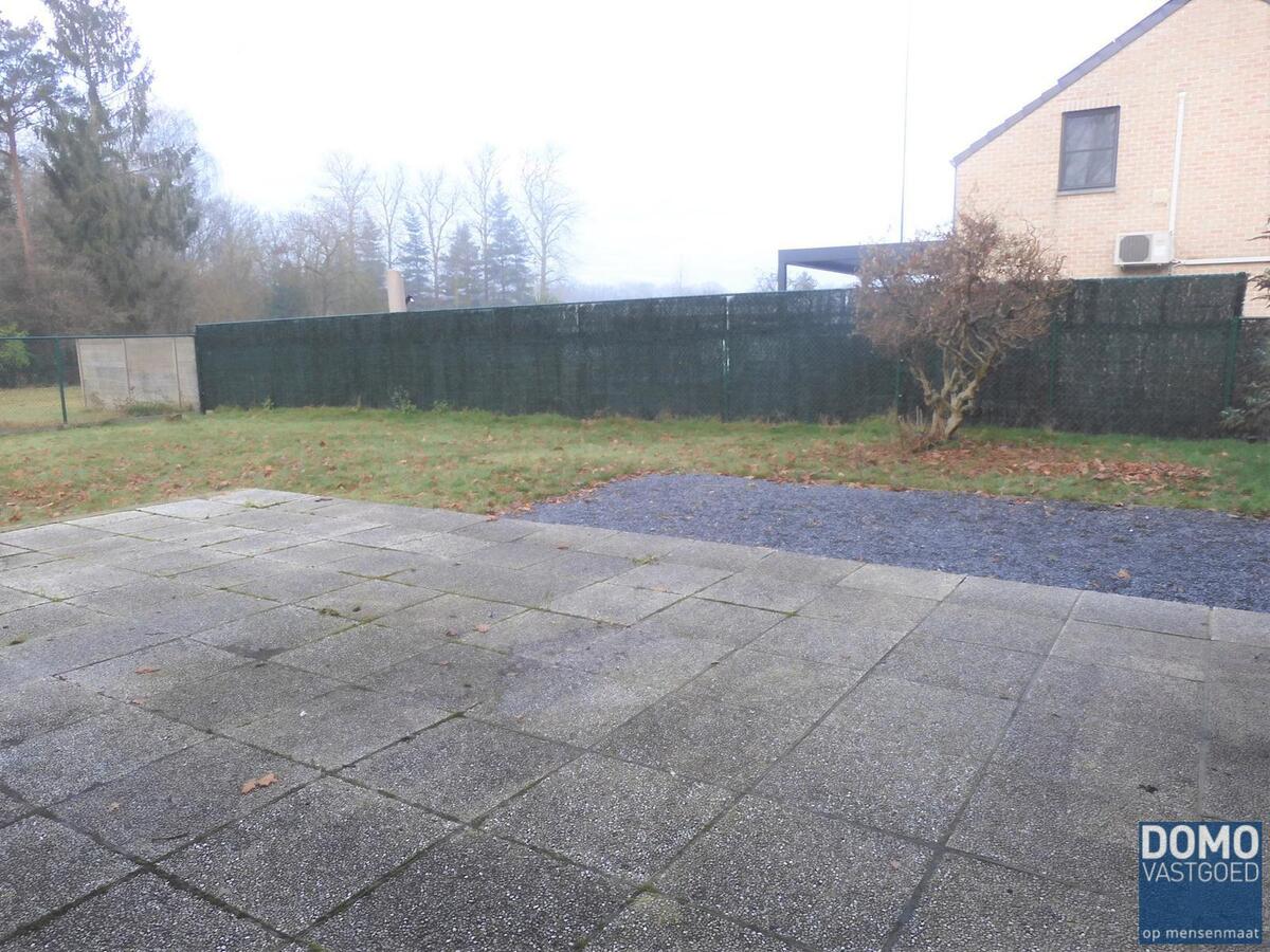 Gelijkvloerse woning in een bosrijke omgeving. 