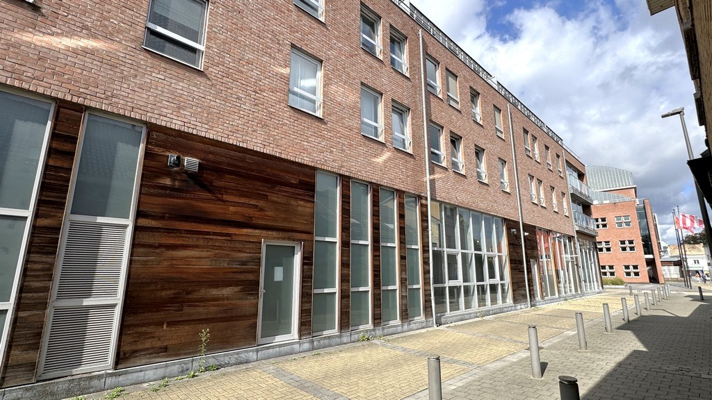 Commercieel gelijkvloers kantoor te huur nabij Singel te Berchem