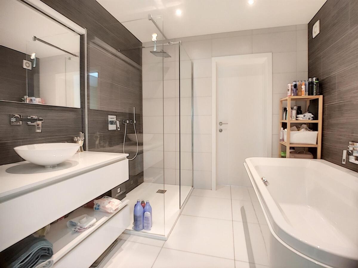 Goed gelegen, kwalitatief gerenoveerde gezinswoning - Heist 