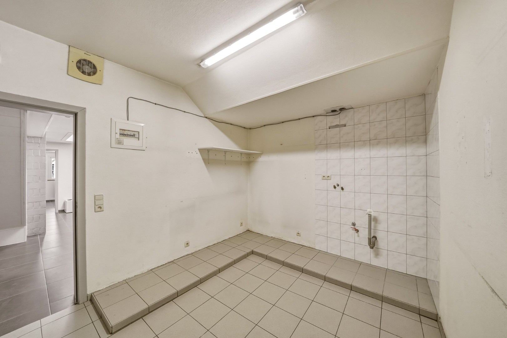 Handelspand met woonst te koop in het centrum van Oudenburg 