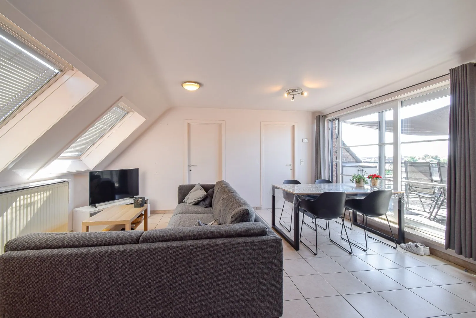 Instapklaar dakappartement met 2 slaapkamer in centrum van Gistel