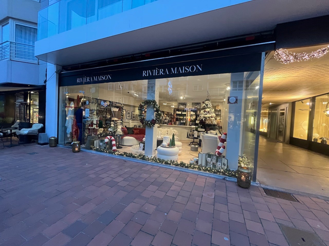 Local commercial lumineux avec une largeur de façade spacieuse (8m) et une vitrine de 22m. 