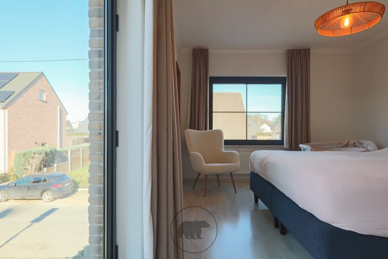 Instapklare en voortreffelijke gezinswoning, zuidgerichte tuin en 4 garageboxen 