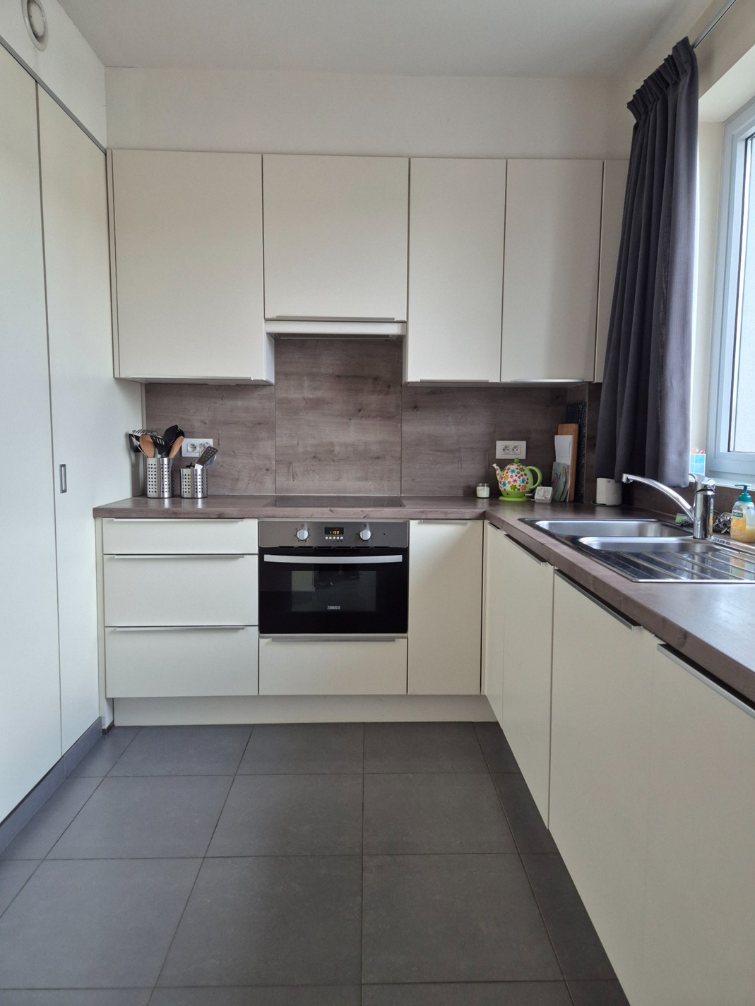 Appartement op eerste verdieping met groot terras. 