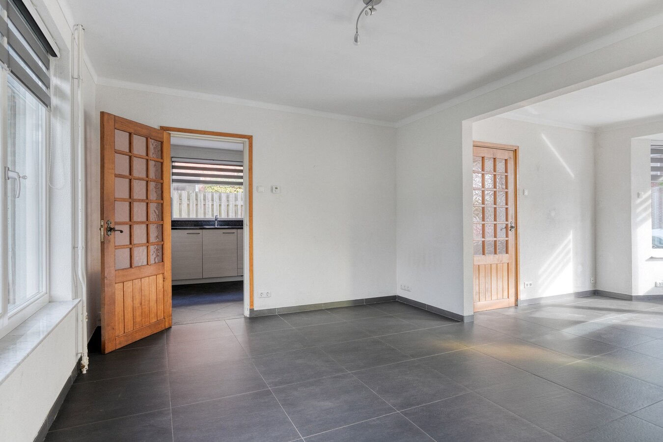 Volledig gerenoveerde woning met garage en carport gelegen aan de Beukenlaan 13 te Reusel. 