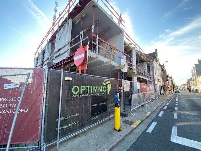 Gelijkvloerse handelsruimte van 143 m² met luxe appartement op een toplocatie in Waregem! 