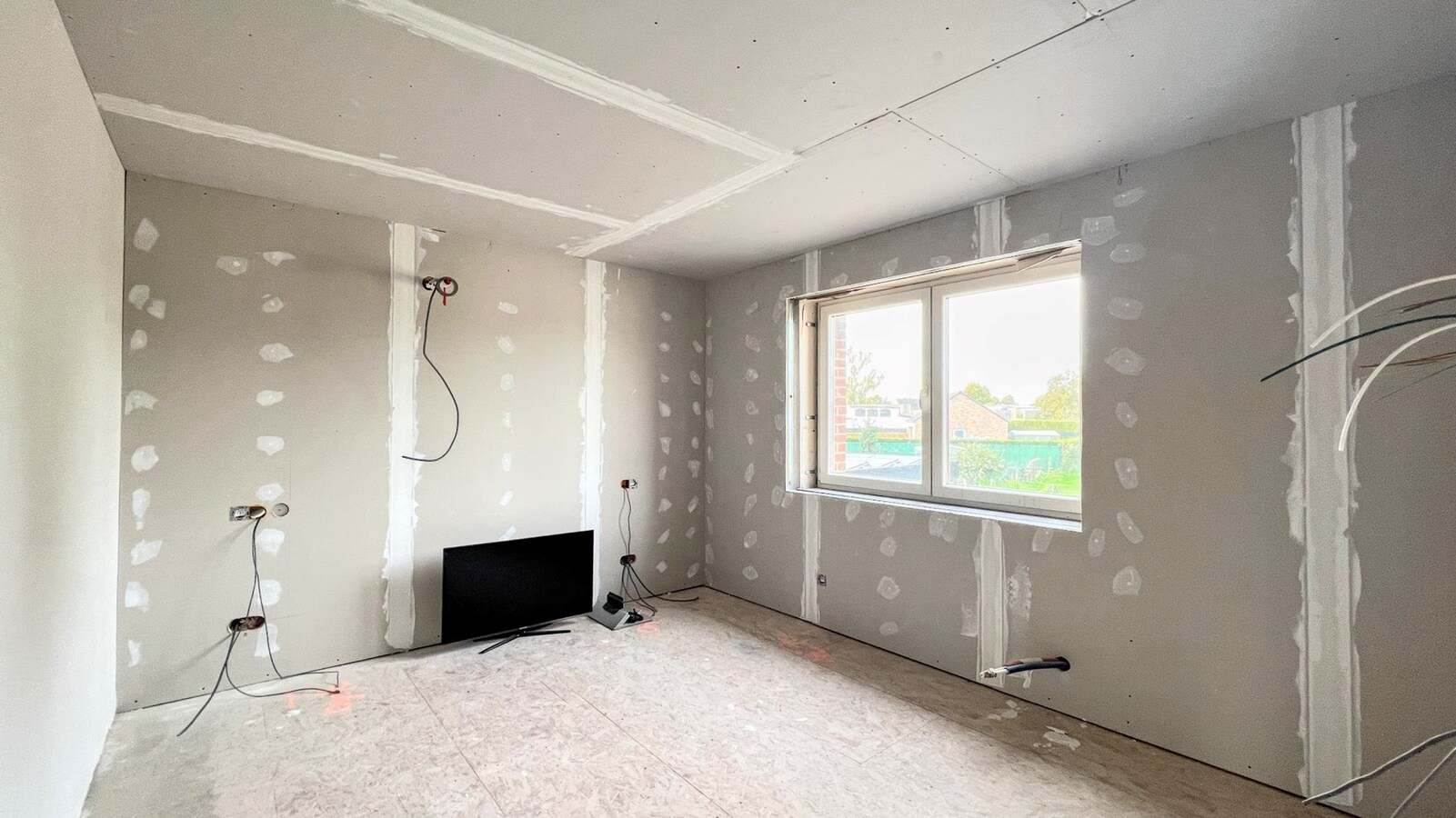 Deels gerenoveerde woning met zonnepanelen op perceel van 3168 m² 