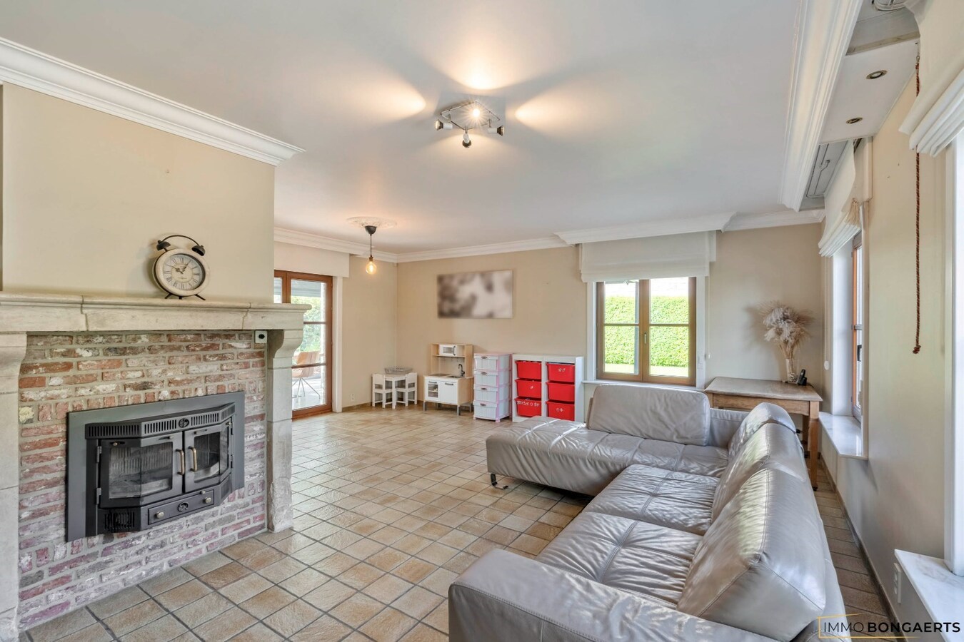 Ruime woning op een zeer rustige locatie met tuin, garage, carport en 3 slaapkamers in Opglabbeek. 