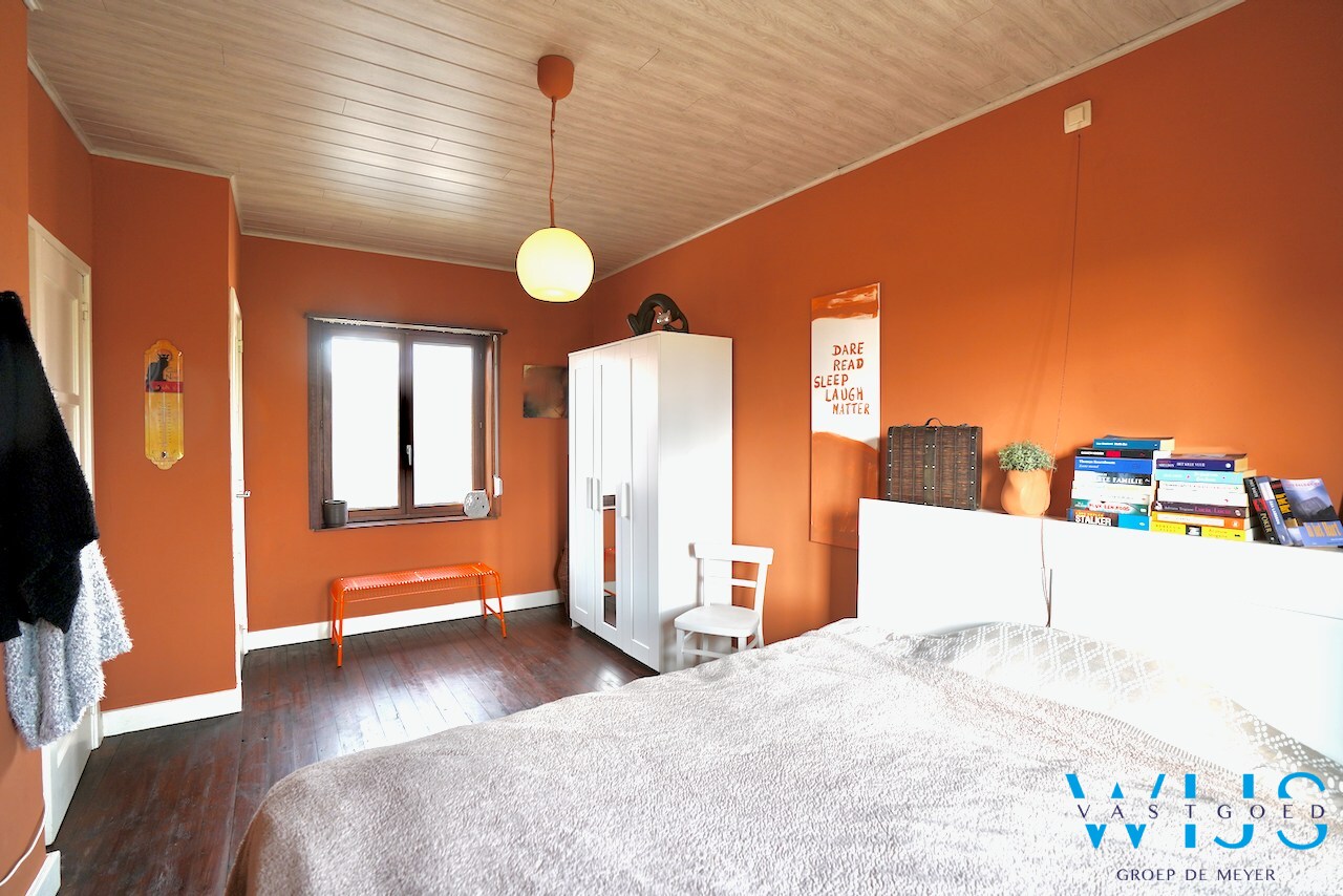 Zeer ruim en stevig woonhuis te Rieme ! 