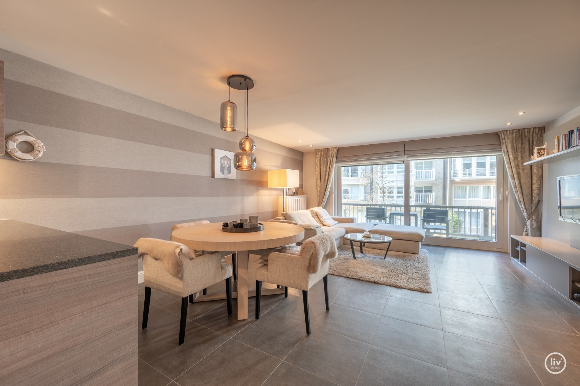 Mooi ruim en récent appartement centraal gelegen op de Leopoldlaan te Knokke. 