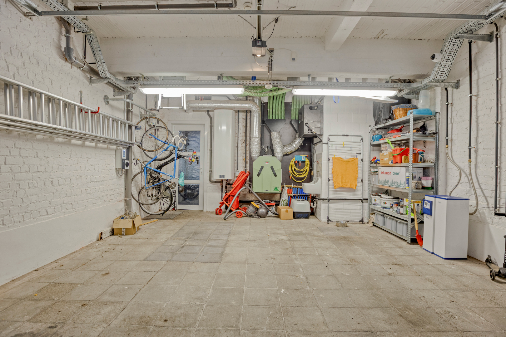 Ruime en centraal gelegen woning met dubbele garage 