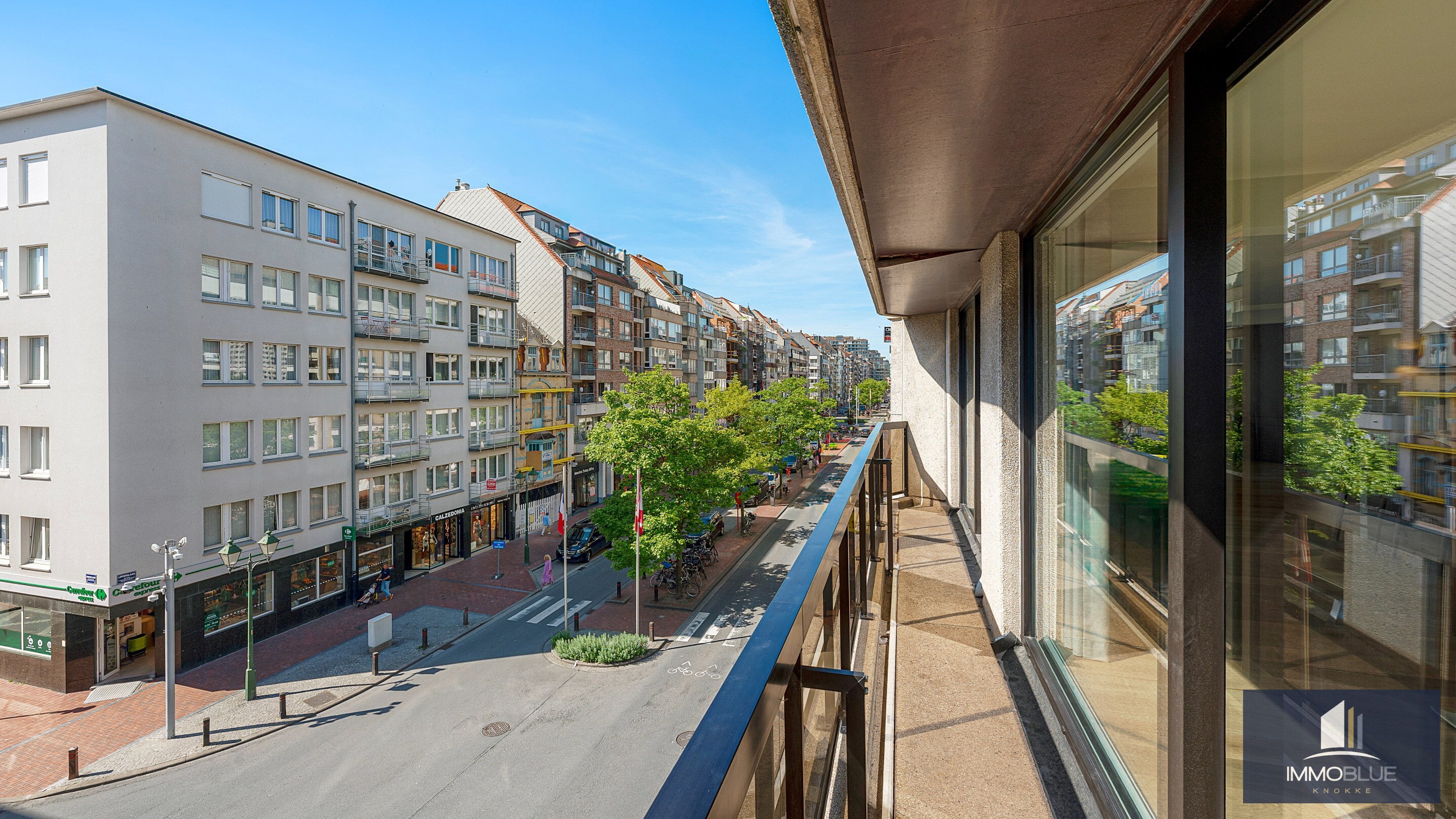 Uitzonderlijk hoekappartement, gelegen in de Zoutelaan, met een gevelbreedte van ca. 16 meter en biedt een open uitzicht op de Lippenslaan. 