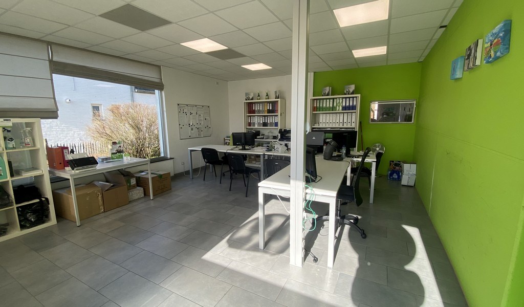 Commercieel gelegen handelspand te huur in Sint-Martens-Latem