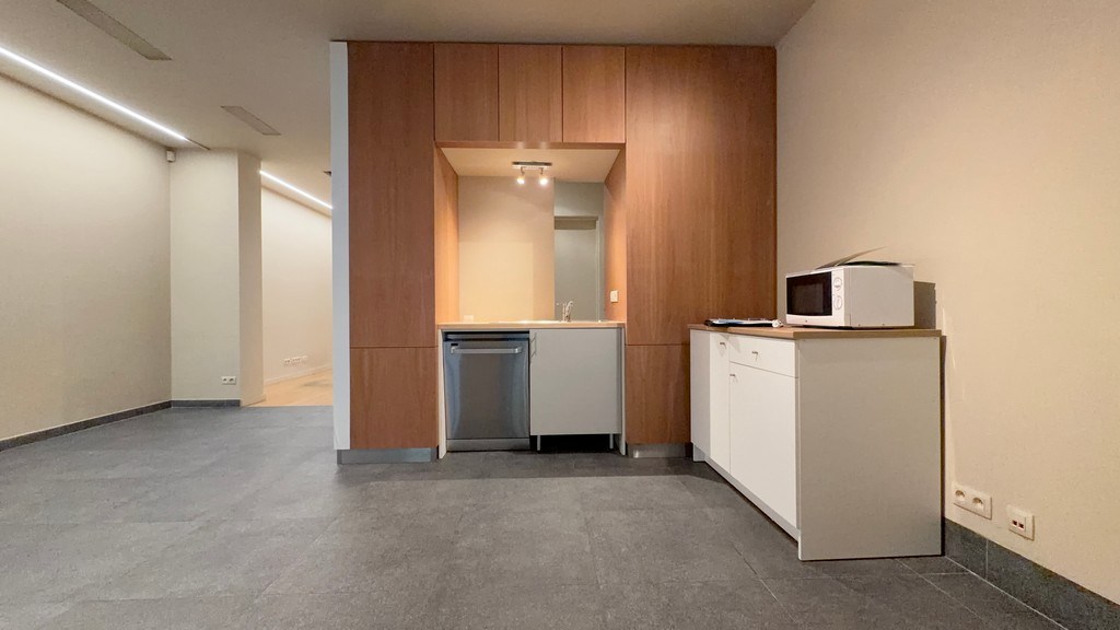 Kantoorgelijkvloers te huur op wandelafstand van Sint-Pietersstation in Gent