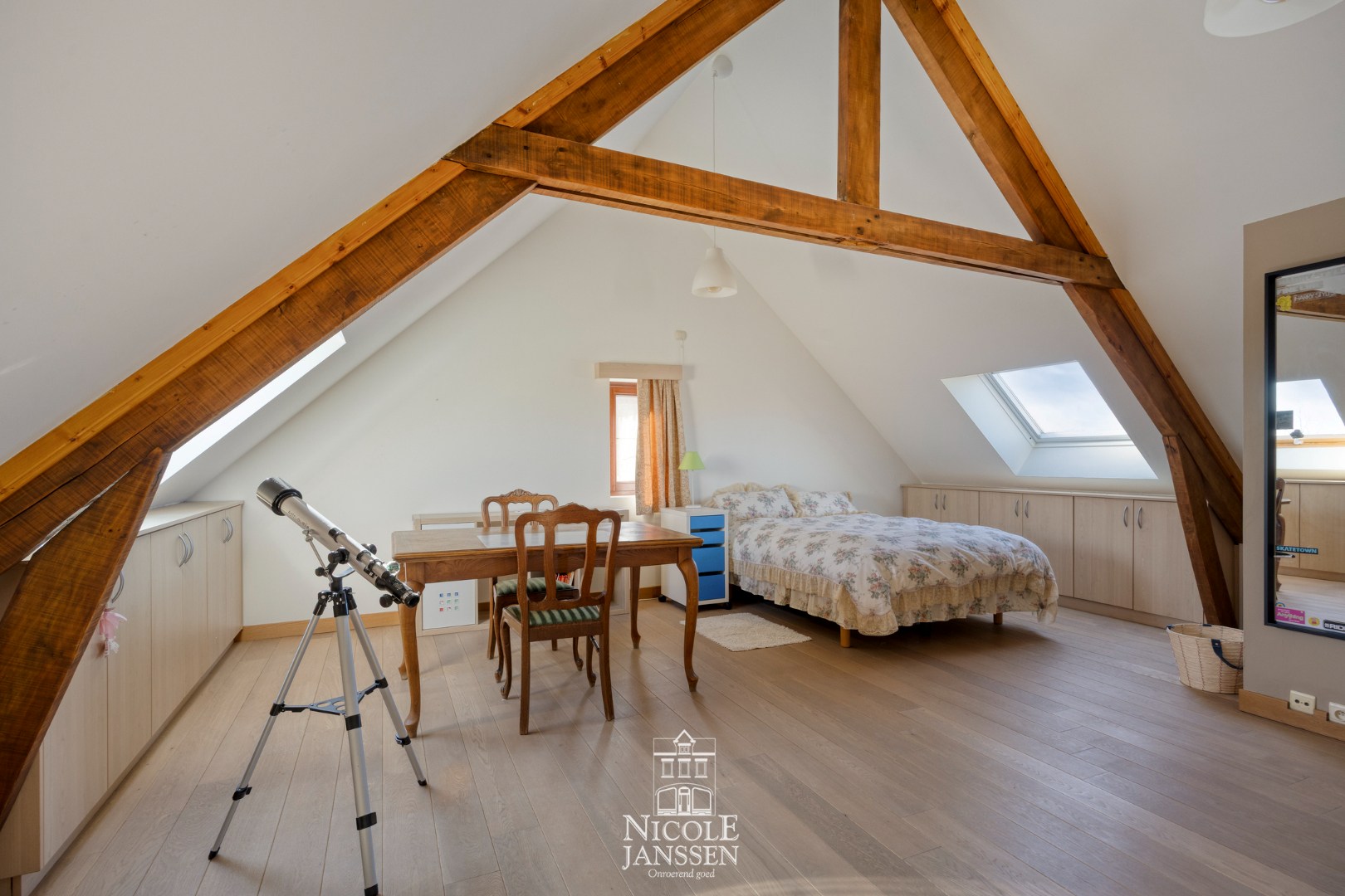 Compleet gerenoveerde zolderverdieping