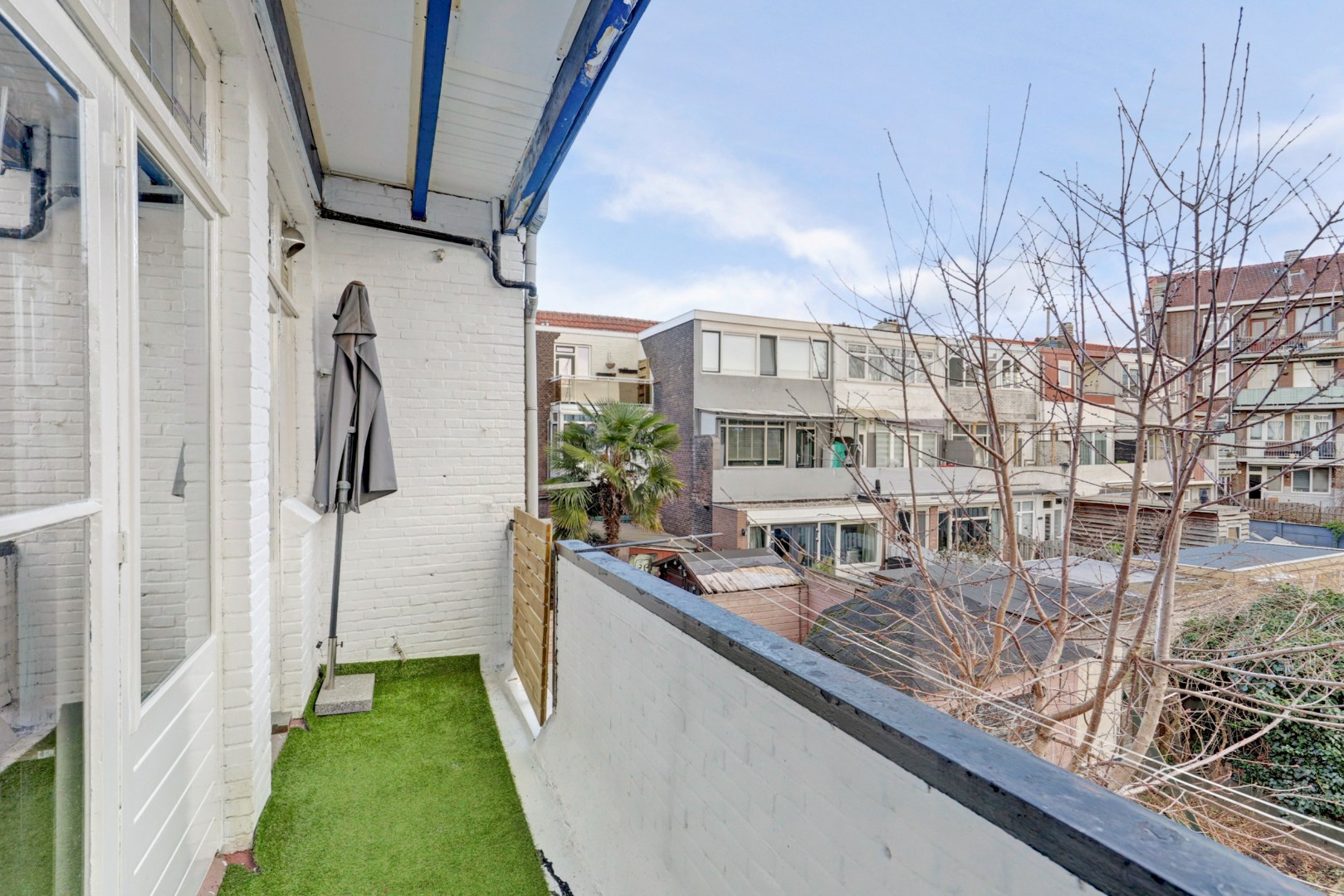 Ruime dubbele bovenwoning met drie slaapkamers, berging en de mogelijkheid tot het realiseren van een extra vierde slaapkamer. 