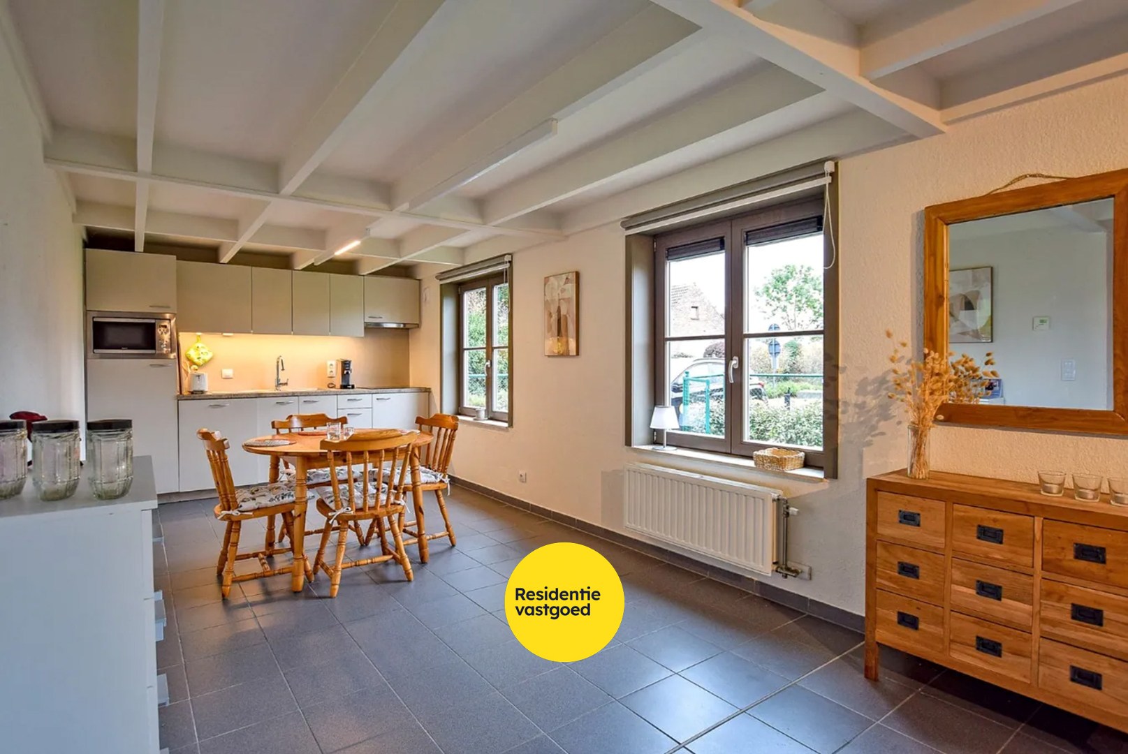 Prachtig onderhouden vakantiewoning (type vissershuis) met 3 slaapkamers en privé-parkeerplaats te Oostduinkerke. 