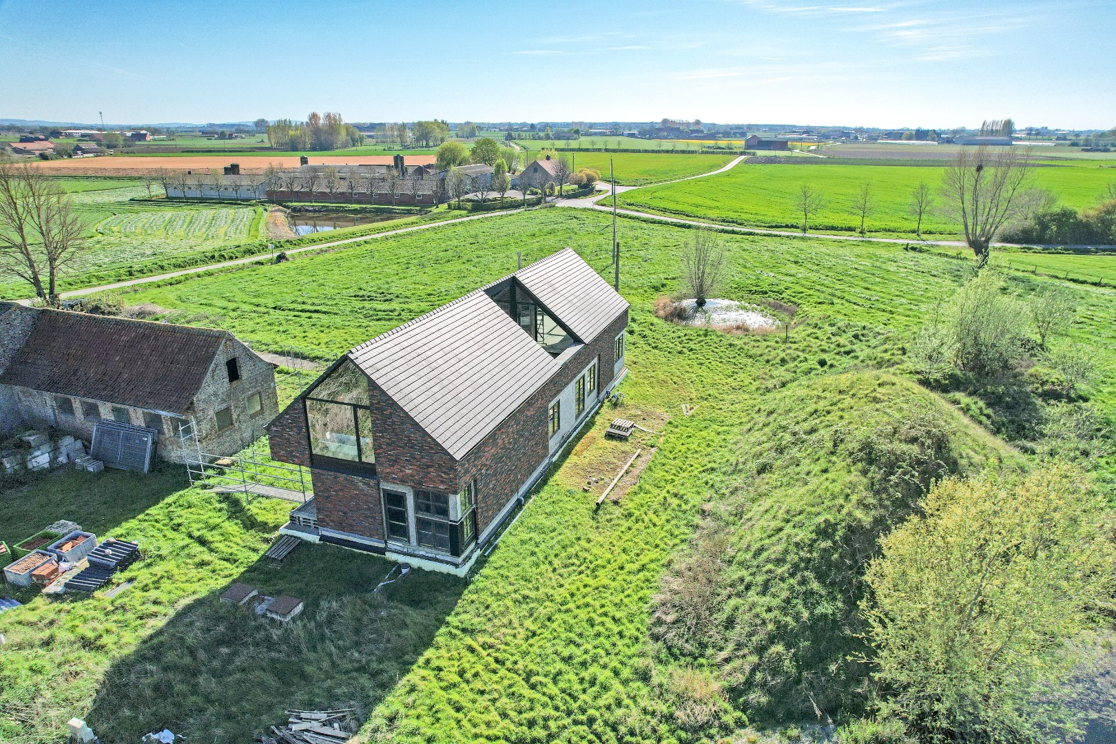 Unieke casco woning op 2ha grond. 